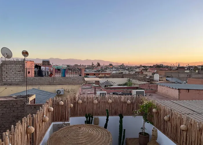 Riad El Charsa, Logement Entier 4 A 6 Personnes, Proche Jemaa El Fna, Rooftop Et Bassin Chauffe
